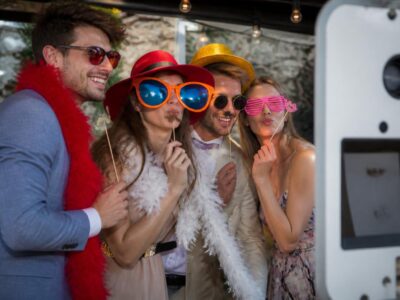 découvrez les tendances actuelles des photobooth avec des accessoires rigolos pour des souvenirs amusants et originaux lors de vos événements.