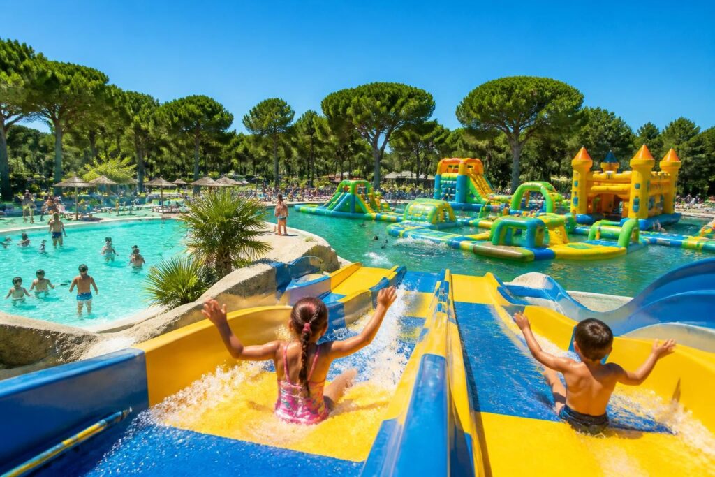 découvrez les activités incontournables dans un parc aquatique et structure gonflable dans le var pour une journée fun en famille ou entre amis.