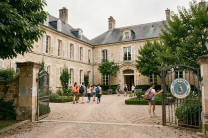 Vue d'ensemble d'un campus d'école privée en Charente-Maritime avec architecture en pierre et cour animée